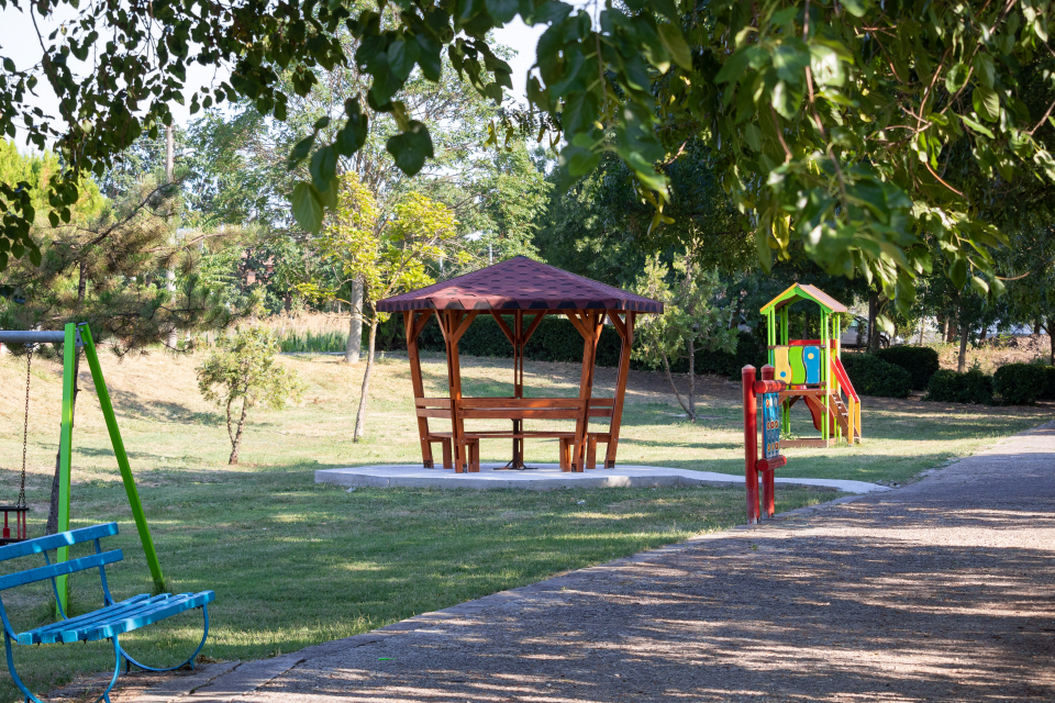 
Чисто нова беседка ще краси паркът на село Роза и ще бъде на разположение за жителите и гостите на населеното място.
Тя бе монтирана днес, в близост...